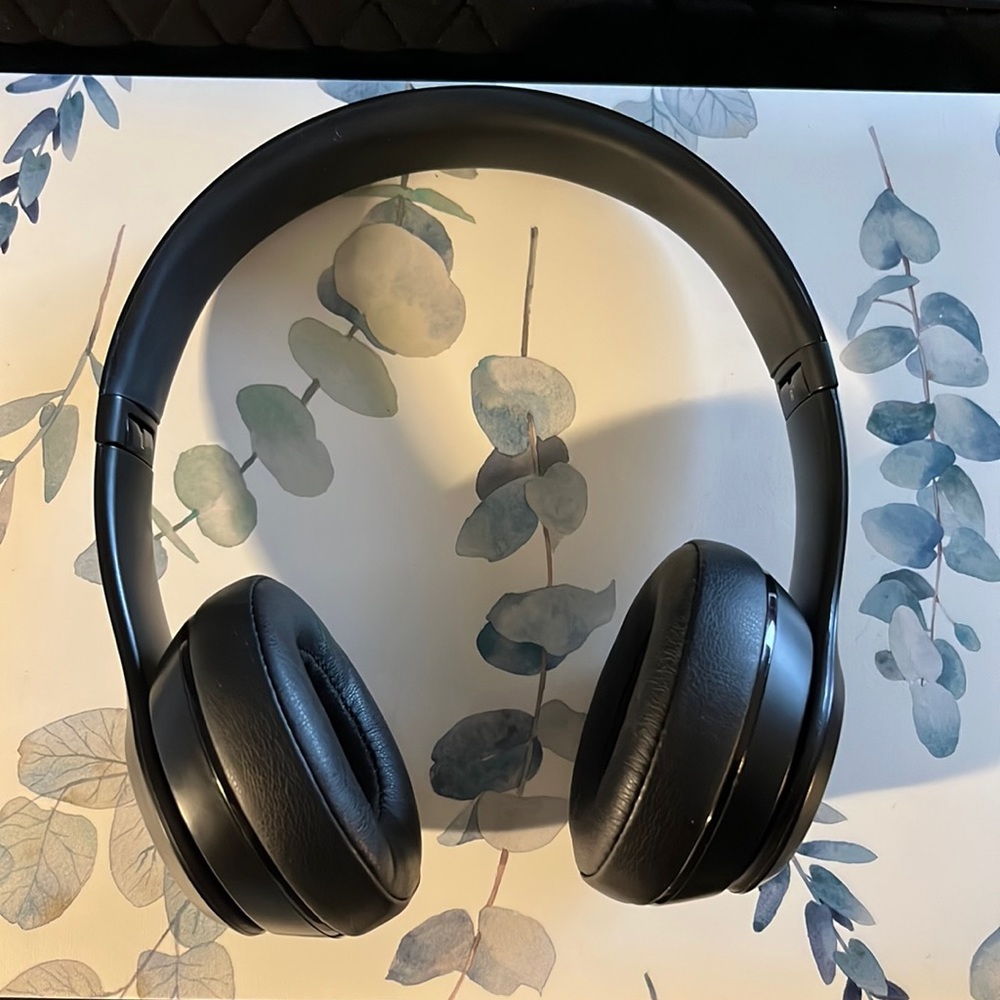 Beats Solo 2 Wireless headphones matte black